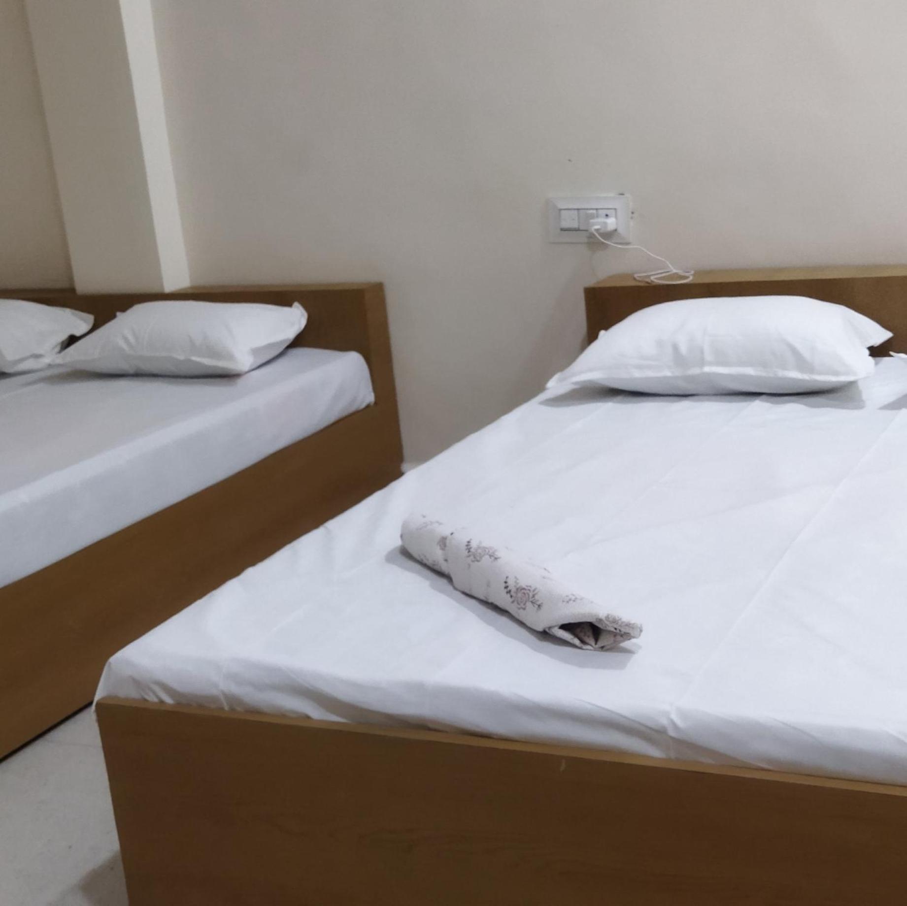 Shree Gajlaxmi Hotel Walking Distance From Mahakaleswar Ujjain Extérieur photo
